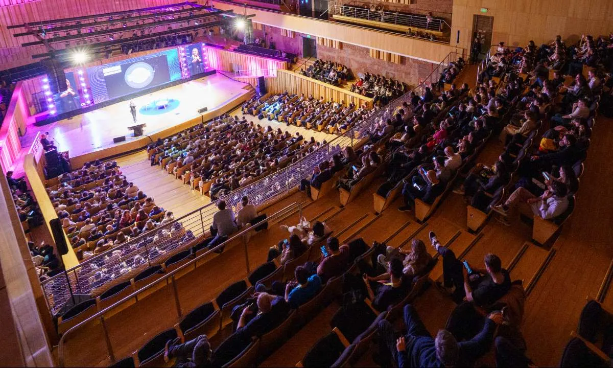 La Usina del Arte, un emblemático espacio cultural de Buenos Aires, fue el escenario donde más de mil profesionales del marketing se reunieron para compartir experiencias y reflexiones que marcarán el futuro de la industria.