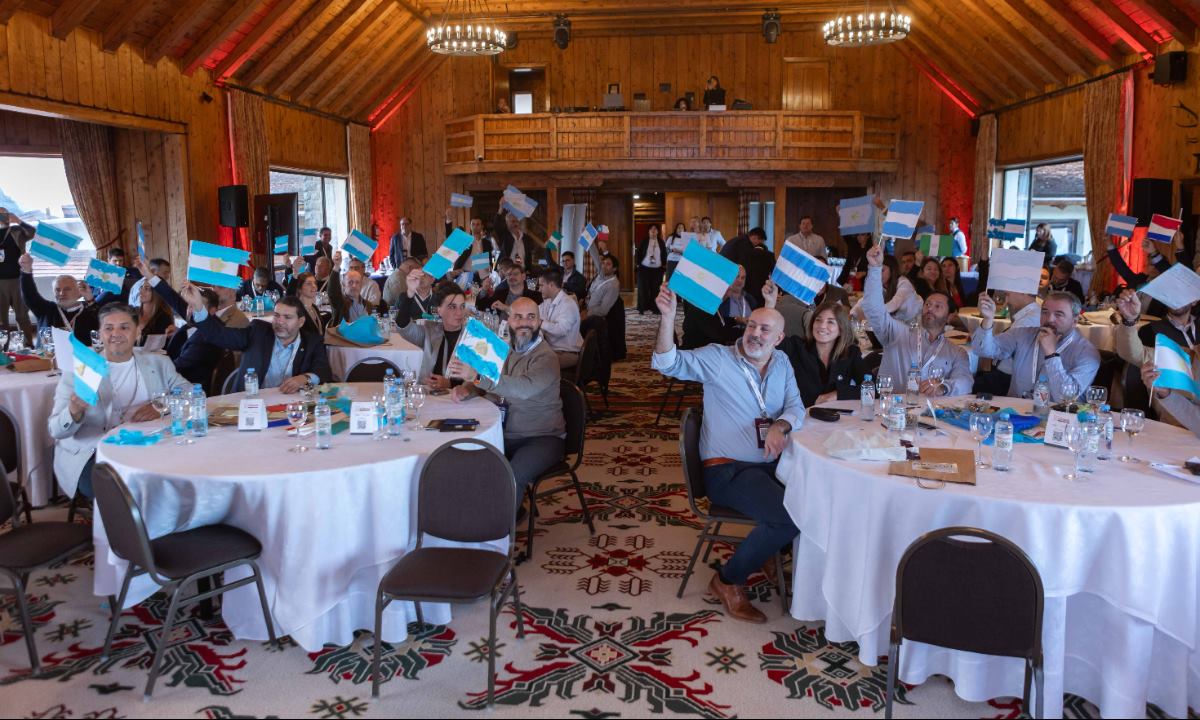 Las banderitas con mensajes de los asistentes serán entregadas a alumnos de escuelas rurales como símbolo del apoyo recibido durante el evento.