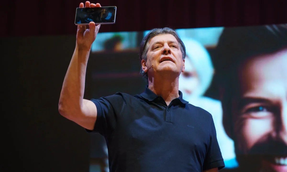 Mario Pergolini, Director Ejecutivo de Vorterix, cerró el evento con una reflexión sobre el impacto de la tecnología y el riesgo de perder de vista al cliente en un mundo cada vez más digitalizado.