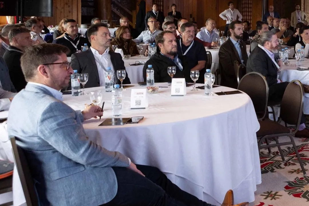 Patricio Fernández, B2B Sales Sr. Manager de LG Argentina, y Fernando Andina, Display Sales Manager de LG Argentina, durante XChange LATAM 2025, donde la compañía presentó sus soluciones de Cartelería LED y fortaleció el vínculo con el canal.