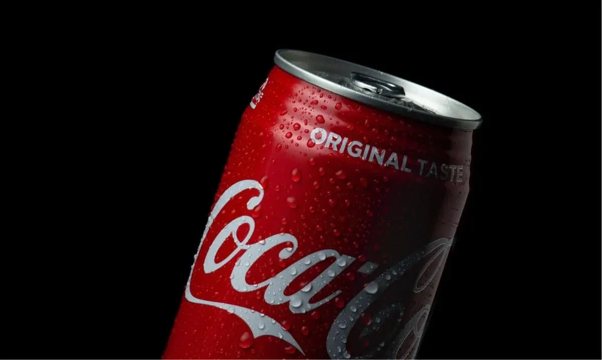 Coca-Cola reimagina el sabor del futuro y las campañas personalizadas gracias al uso de inteligencia artificial, sin dejar de lado su esencia emocional.