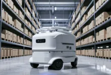 Robots Móviles Automatizados (AMRs) operando en un centro logístico, optimizando el picking y mejorando la eficiencia en el manejo de inventarios.