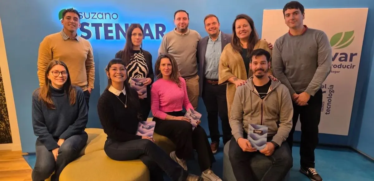 Equipo de Brother y Stenfar en las oficinas del distribuidor mayorista.