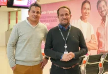 Eric David Morgan – Analista | Equipo de Infraestructura de Canales Presenciales en Banco Supervielle, junto a Fernando Andina, Information Display Sales Manager de LG Argentina.