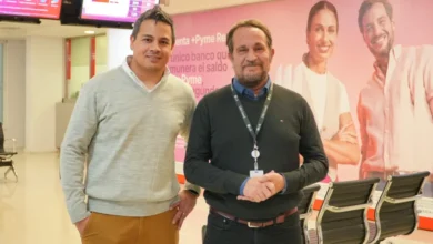 Eric David Morgan – Analista | Equipo de Infraestructura de Canales Presenciales en Banco Supervielle, junto a Fernando Andina, Information Display Sales Manager de LG Argentina.