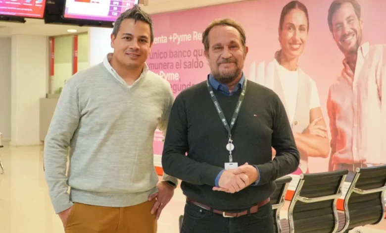 Eric David Morgan – Analista | Equipo de Infraestructura de Canales Presenciales en Banco Supervielle, junto a Fernando Andina, Information Display Sales Manager de LG Argentina.