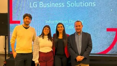 Leonardo Caraci, Belén Parodi y Debora Sabrina Espindola de Distecna, junto a Fernando Andina de LG. 
