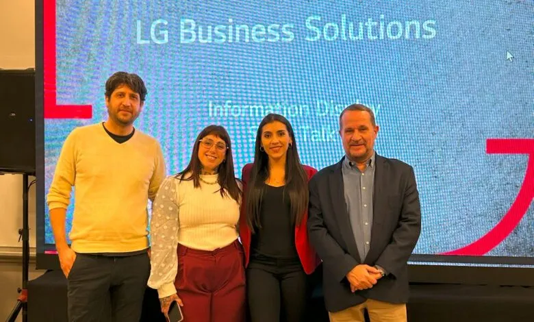 Leonardo Caraci, Belén Parodi y Debora Sabrina Espindola de Distecna, junto a Fernando Andina de LG. 