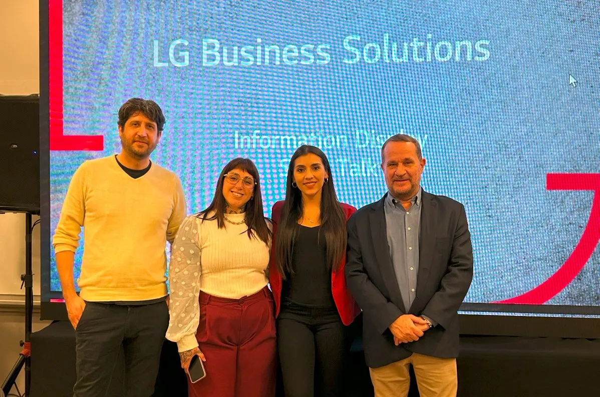 Leonardo Caraci, Belén Parodi y Debora Sabrina Espindola de Distecna, junto a Fernando Andina de LG. 