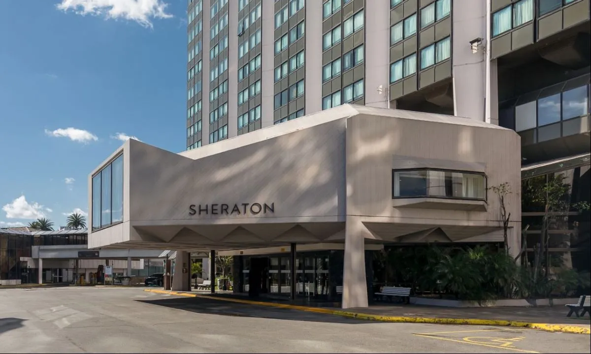 Vista general del Sheraton Hotel de Buenos Aires, sede del BizzTech Summit 2025, donde se reunirán líderes empresariales y desarrolladores de tecnología.