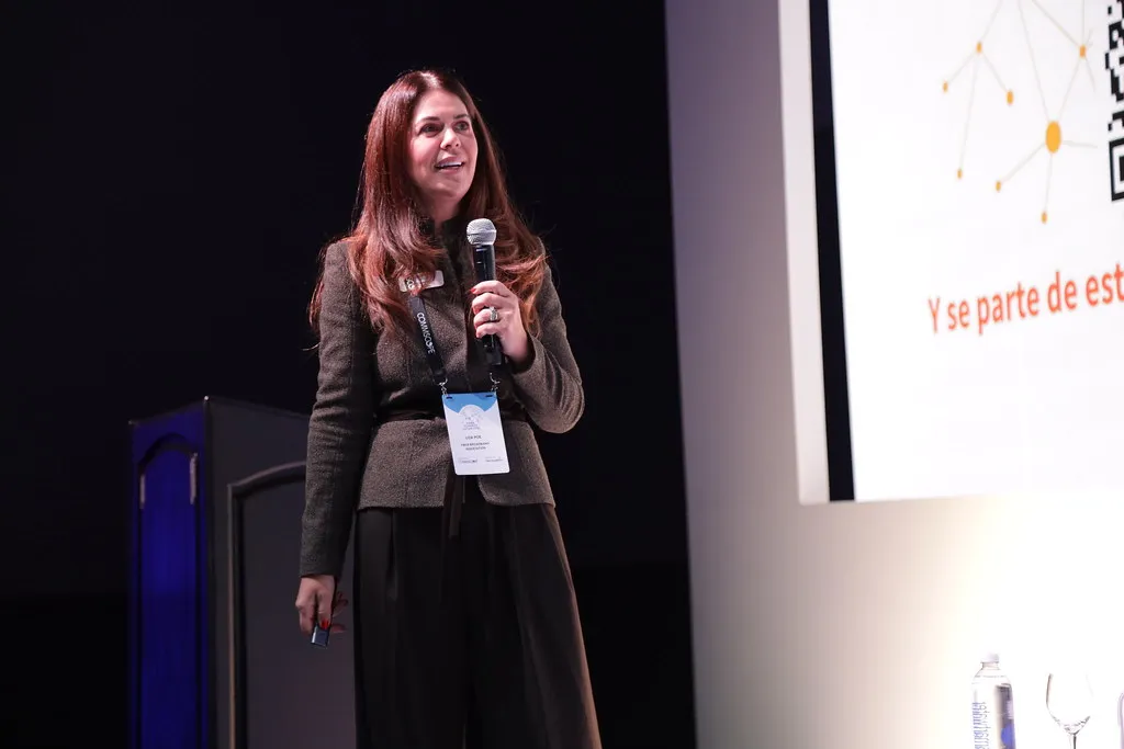 Liza Poe, presidenta de FBA LATAM, inaugura el Fiber Connect LATAM 2025 en Buenos Aires, destacando la importancia de la fibra óptica para el avance de la inteligencia artificial y el 5G en la región.