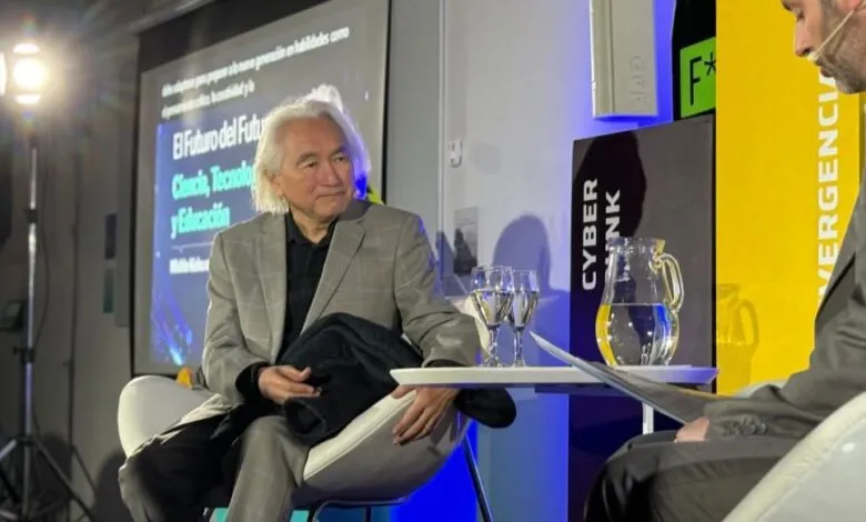 Michio Kaku propone repensar la vida desde la computación cuántica.