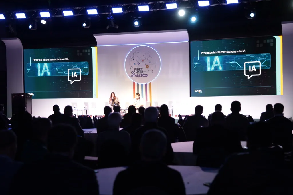 Paneles y conferencias en el Fiber Connect Latam destacaron el papel de la fibra óptica en la transformación digital regional.