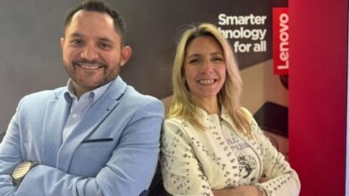 Antonio Olmos, gerente de producto para Smart Solutions, y Florencia Mencía, Comercial Sales Manager.