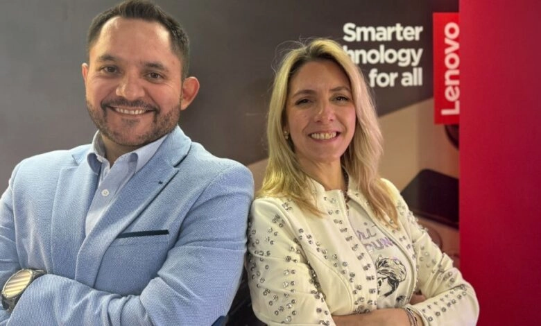Antonio Olmos, gerente de producto para Smart Solutions, y Florencia Mencía, Comercial Sales Manager.