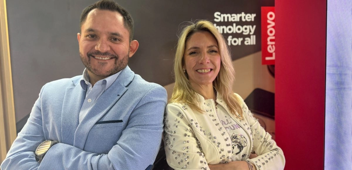 Antonio Olmos, gerente de producto para Smart Solutions, y Florencia Mencía, Comercial Sales Manager.