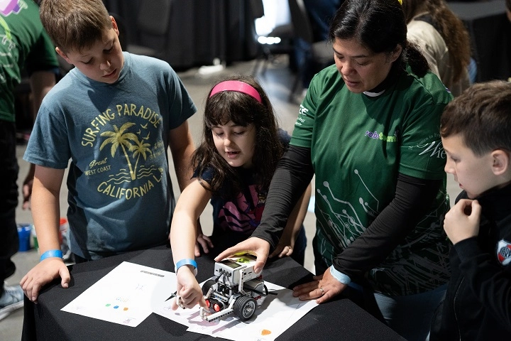 Nerdearla. Los más jóvenes podrán disfrutar de talleres interactivos que enseñan programación con robots y experimentos musicales.