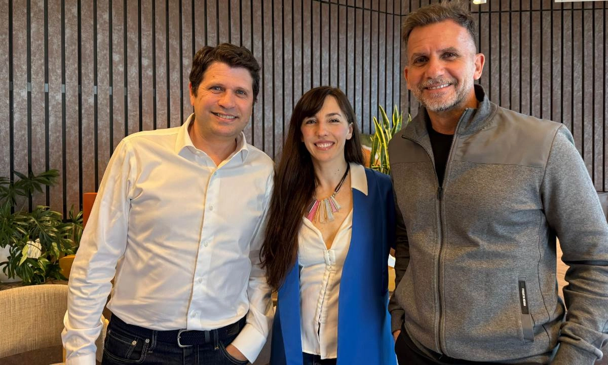 Sebastián Aveille junto a Desirée Jaimovich, directora creativa de ITSitio y Sebastián Magnarelli, Brand ambassador de ITSitio Group.