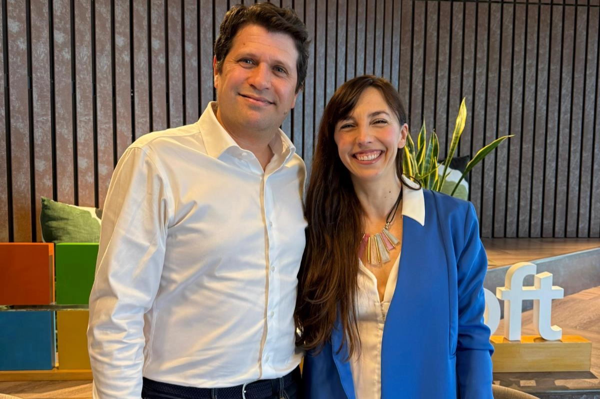 Sebastián Aveille junto a Desirée Jaimovich, directora creativa de ITSitio.