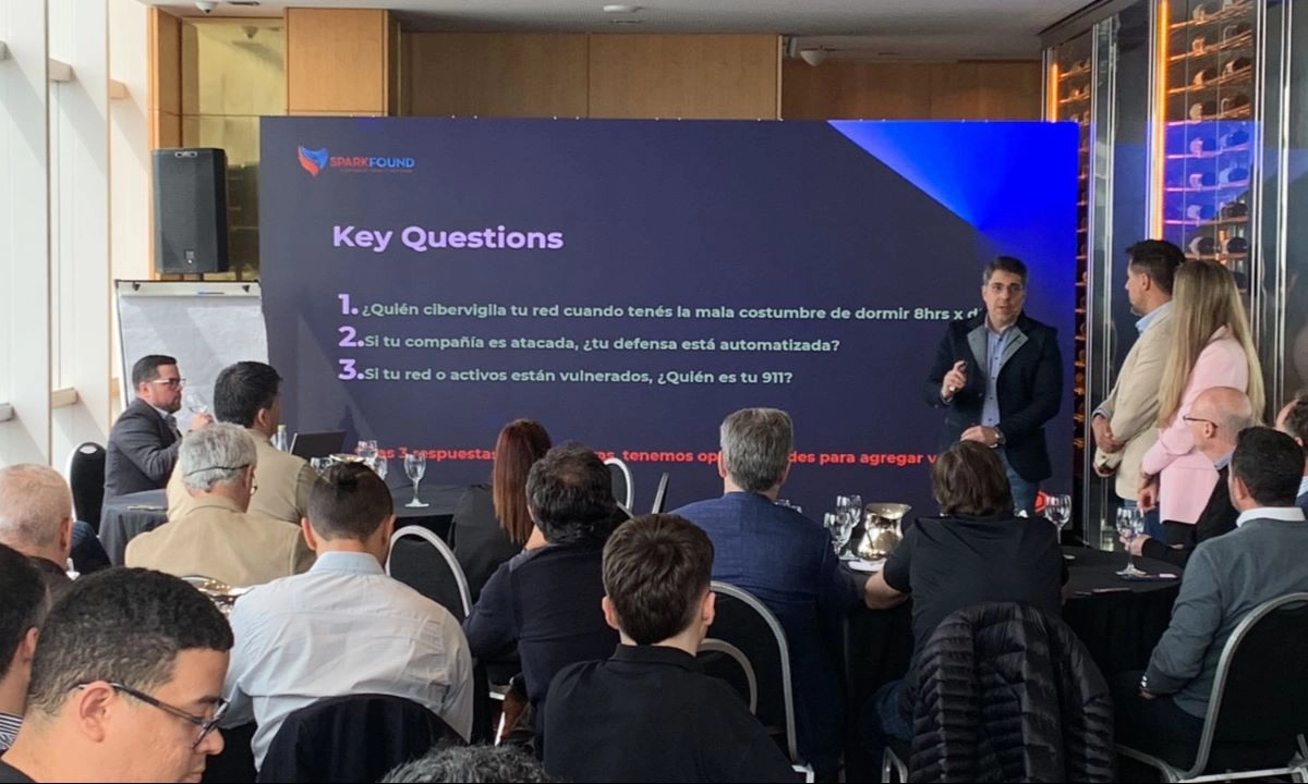 Sergio Oroña, CEO de Sparkfound, durante su presentación en el GOCYBER Partner Meeting 2025 en Buenos Aires.