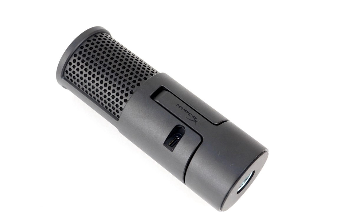 El HyperX SoloCast 2 destaca por su formato reducido, ideal para escritorios pequeños o setups portátiles sin comprometer la calidad de audio.