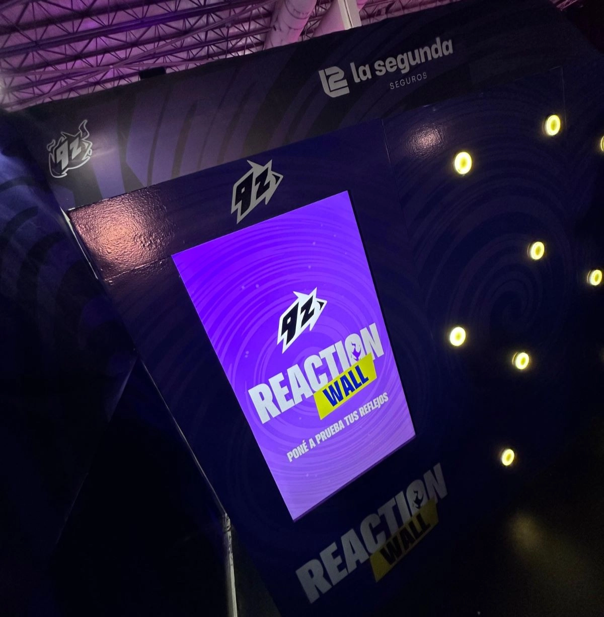 El juego de reacción y reflejos presentado por La Segunda fue una de las experiencias más populares del evento, conectando con el público gamer.
