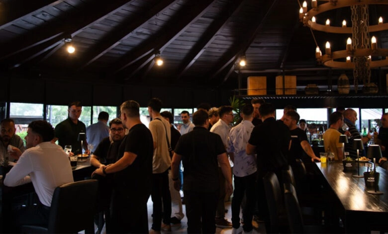Durante el encuentro se realizó el sorteo en vivo de tres viajes adicionales, permitiendo que más participantes tuvieran la posibilidad de ganar.