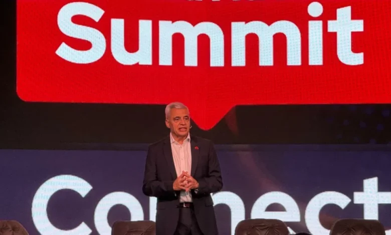 Jorge Payró, country manager de Red Hat Argentina, durante su exposición en el Red Hat Summit Connect 2025, donde destacó la importancia de construir cimientos sólidos para una adopción estratégica de la inteligencia artificial.