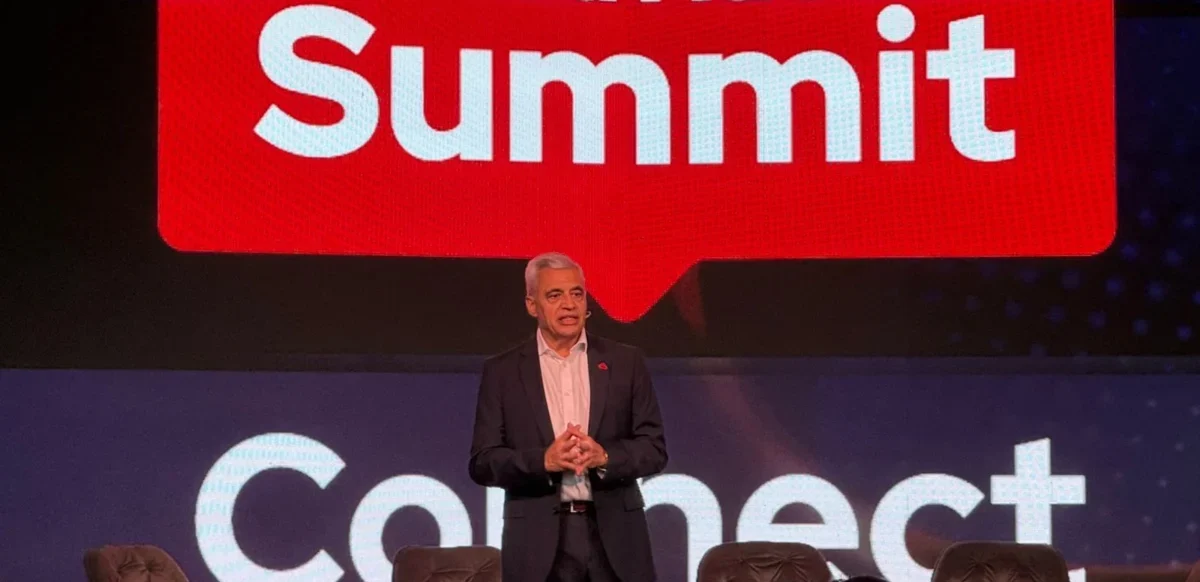 Jorge Payró, country manager de Red Hat Argentina, durante su exposición en el Red Hat Summit Connect 2025, donde destacó la importancia de construir cimientos sólidos para una adopción estratégica de la inteligencia artificial.