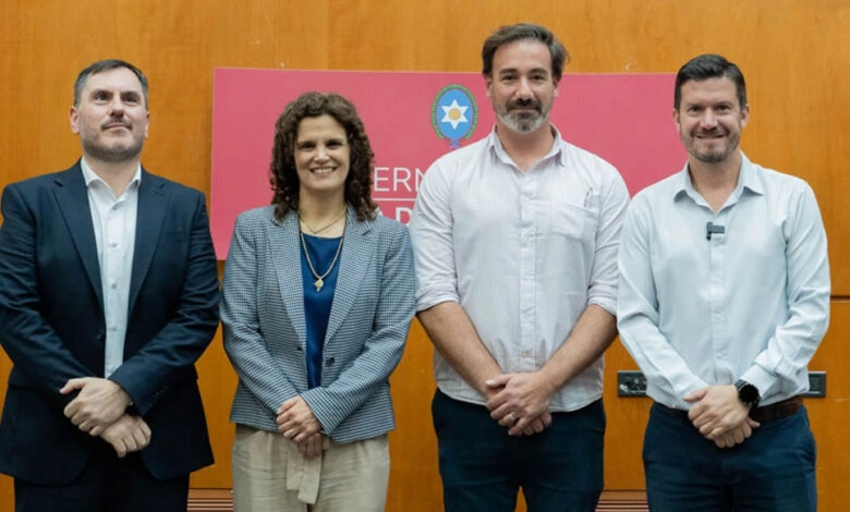 En el acto de entrega de antenas, realizado el pasado martes 21 de octubre, participaron Cristina Fiore, ministra de Educación, Cultura, Ciencia y Tecnología de Salta; Martín Güemes, secretario de Modernización; Carlos Rosso, intendente de General Güemes; y por parte de ORBITH, Diego Rodi, Gerente Comercial Corporativo; y Nicolás Vuga, Service Manager; además de representantes de las escuelas beneficiadas.