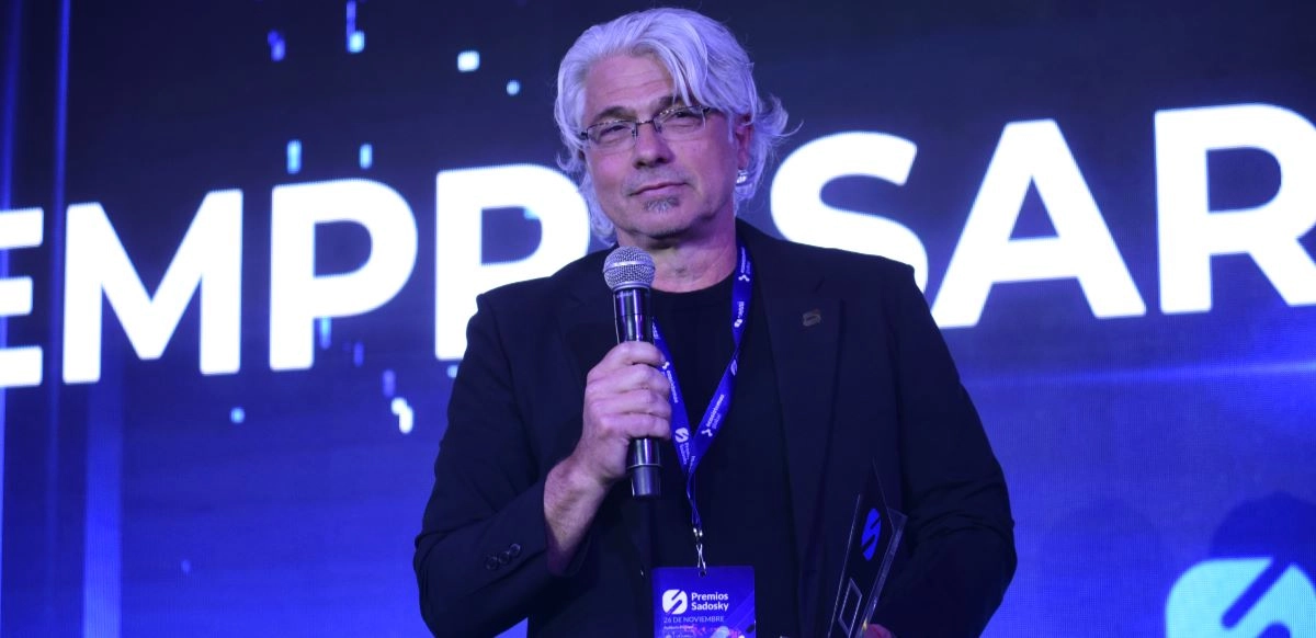 Sergio Candelo recibe el Premio al Empresario del Año en los Sadosky 2024.