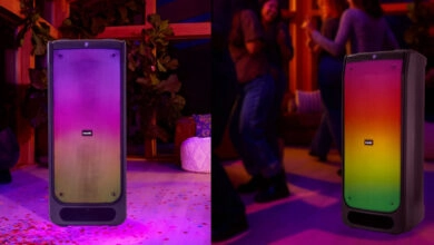 En cuanto a la conectividad, ambos modelos comparten una suite completa que incluye Bluetooth 5.2, Radio FM, dos entradas para micrófono de 6.35 mm, entrada auxiliar de 3.5 mm y un puerto USB (solo para carga).