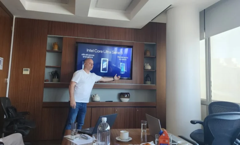 Intel presentó los resultados de una encuesta global de adopción de AI-PCs