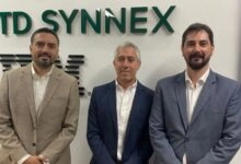 Alonso Marcillo, Líder IBM CGI LA en TD SYNNEX; Fernando Genovese, Ecosystem Sales Leader para Argentina, Paraguay y Uruguay en IBM; y Pablo Martínez, responsable de la línea de producto IBM en TD SYNNEX, durante la presentación del nuevo Centro de Excelencia en Buenos Aires.