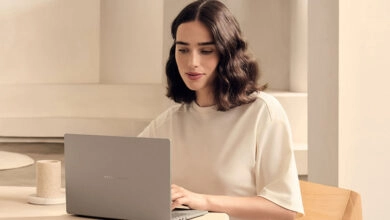 Gracias al ecosistema Snapdragon Seamless y Phone Link, la notebook permite responder mensajes, transferir archivos, atender llamadas y usar la cámara del smartphone como webcam directamente desde la A14.