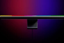 El equipo incluye barra de luz, controlador RF, control remoto multifunción, tarjetas del producto y cable de carga, con materiales PC, ABS y aluminio, y una garantía de dos años.