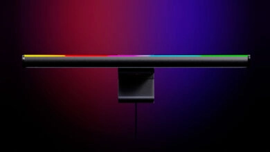 El equipo incluye barra de luz, controlador RF, control remoto multifunción, tarjetas del producto y cable de carga, con materiales PC, ABS y aluminio, y una garantía de dos años.