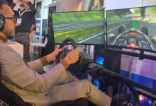 El simulador de F1 de Grupo Núcleo debutó como una plataforma de activación comercial, diseñada para experiencias inmersivas en eventos y acciones de marca. Cuenta con una PC Gamer PCBOX de alto rendimiento, triple monitor curvo, volante Logitech G29 y estructura profesional.