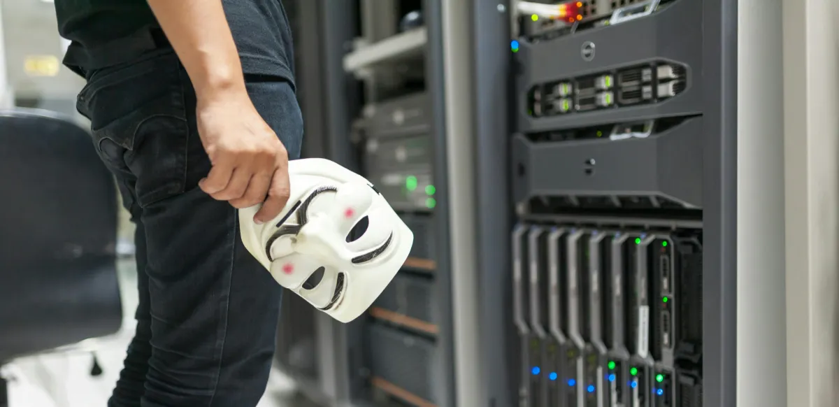 Los cibercriminales pueden suplantar identidades para robar dinero, distribuir malware y realizar fraudes, aprovechándose de la confianza en las redes sociales.