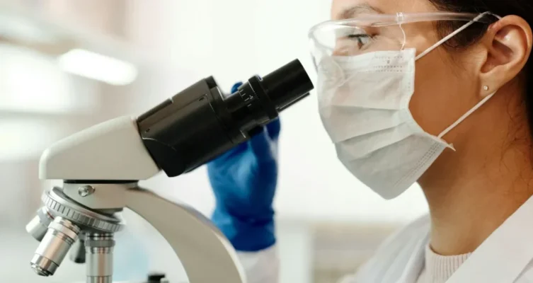 Solo el 35% de los graduados en STEM a nivel mundial son mujeres (UNESCO).