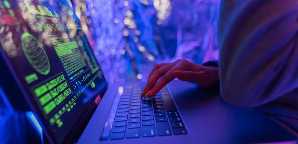 La inteligencia artificial permite a los ciberdelincuentes automatizar y escalar ataques, haciendo que las operaciones maliciosas sean más rápidas, personalizadas y difíciles de rastrear.