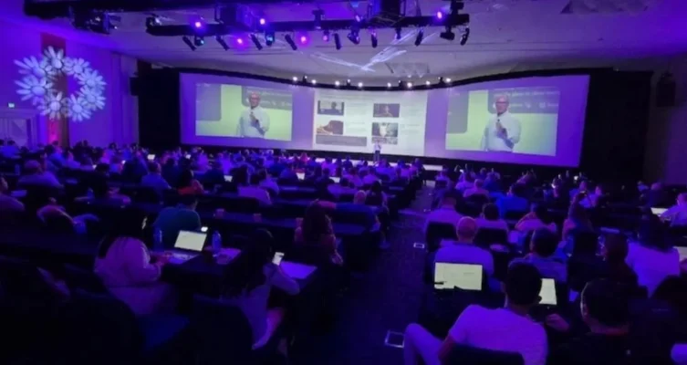 Asistentes del Nexsys Connect Forum, reunidos en Cancún para explorar el futuro de la tecnología.
