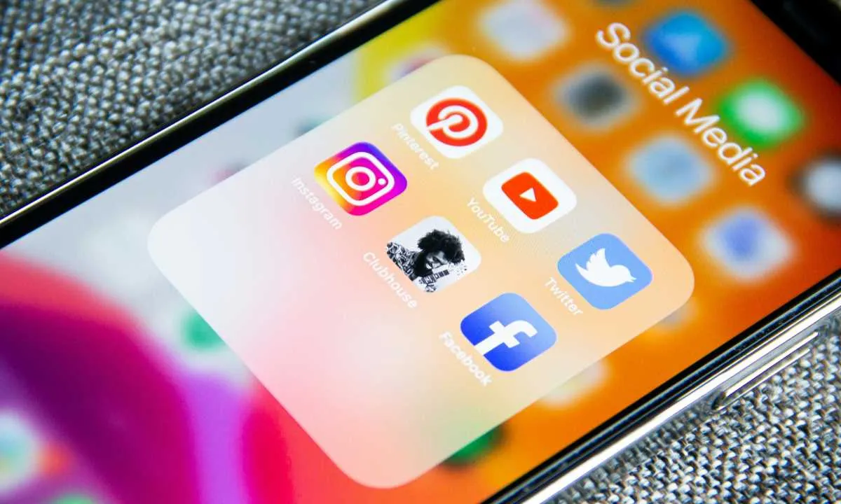 Los especialistas recomiendan verificar enlaces, aplicaciones y permisos antes de participar en tendencias virales para evitar fraudes o robo de información.