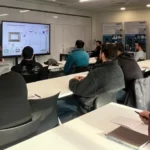Profesionales participan en un taller de Legrand Academy, donde aprenden sobre instalaciones eléctricas y soluciones digitales con equipamiento actualizado.