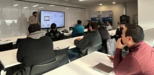 Profesionales participan en un taller de Legrand Academy, donde aprenden sobre instalaciones eléctricas y soluciones digitales con equipamiento actualizado.