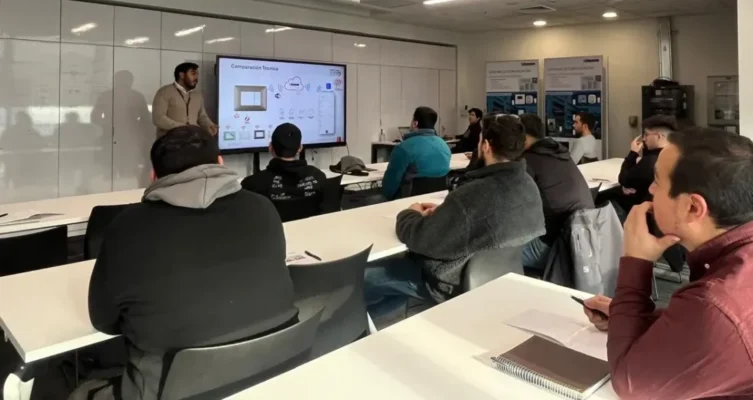 Profesionales participan en un taller de Legrand Academy, donde aprenden sobre instalaciones eléctricas y soluciones digitales con equipamiento actualizado.