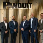 Carlos Arochi, director de Panduit LATAM, junto al equipo local durante la inauguración de las nuevas oficinas en Ciudad Empresarial, Santiago de Chile.