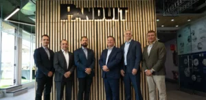 Carlos Arochi, director de Panduit LATAM, junto al equipo local durante la inauguración de las nuevas oficinas en Ciudad Empresarial, Santiago de Chile.