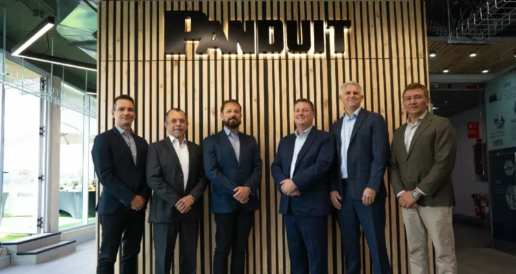 Carlos Arochi, director de Panduit LATAM, junto al equipo local durante la inauguración de las nuevas oficinas en Ciudad Empresarial, Santiago de Chile.