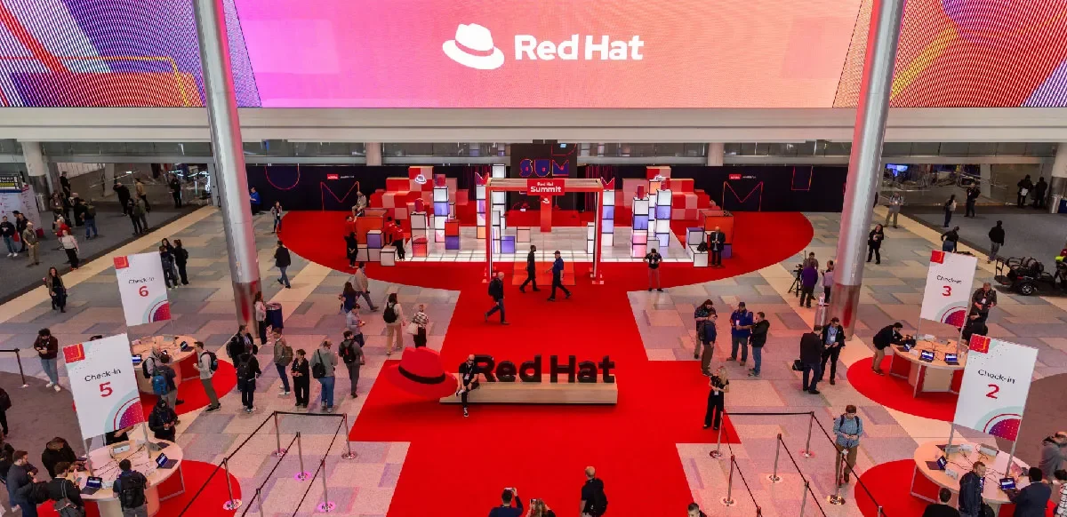 Red Hat anunció junto a Google y Meta una colaboración clave para integrar modelos de IA open source en entornos empresariales durante su Summit 2025 en Boston.